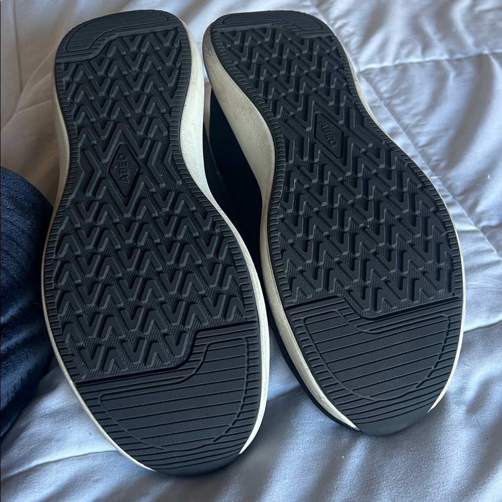 ABEO Women’s Black and White Athletic Shoes - Picture 5 of 6